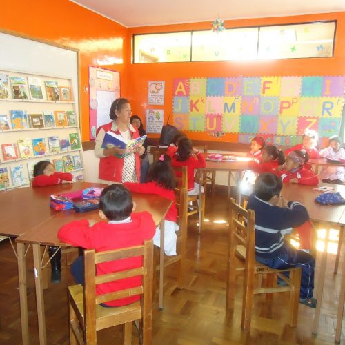 Niñas y niños trabajan en el aula Pankarita